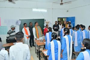शिक्षा मंत्री गजेंद्र यादव ने मैनपुर क्षेत्र के विद्यालयों का किया औचक निरीक्षण