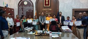  मतदाता गहन पुनरीक्षण में शत प्रतिशत डिजिटाईजेशन के लिए 9 बीएलओ सम्मानित