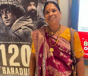 कलेक्टर ने अनोखे अंदाज में किया बीएलओ का सम्मान कलेक्टर ने अनोखे अंदाज में किया बीएलओ का सम्मान