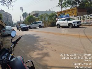 सड़क पर आइल गिरने की शिकायत मिलते ही निगम टीम ने सड़क की सफाई की सड़क पर आइल गिरने की शिकायत मिलते ही निगम टीम ने सड़क की सफाई की