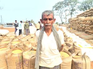बुजुर्ग किसान श्री मुन्ना सिंह धान विक्रय कर बनाएँगे अपना घर बुजुर्ग किसान श्री मुन्ना सिंह धान विक्रय कर बनाएँगे अपना घर