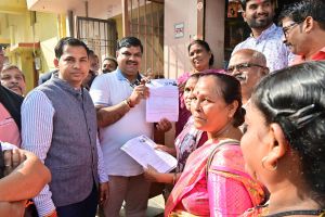 SIR को लेकर मंत्री गजेन्द्र यादव पहुँचे मतदाताओं के बीच, गणना फॉर्म शीघ्र भरने की अपील SIR को लेकर मंत्री गजेन्द्र यादव पहुँचे मतदाताओं के बीच, गणना फॉर्म शीघ्र भरने की अपील