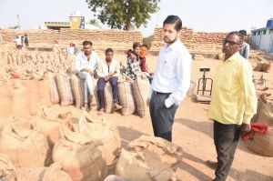 कलेक्टर श्री सिंह ने पाटन विकासखण्ड में धान खरीदी और एसआईआर कार्य का किया निरीक्षण कलेक्टर श्री सिंह ने पाटन विकासखण्ड में धान खरीदी और एसआईआर कार्य का किया निरीक्षण