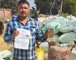 ऑनलाइन टोकन से नीरज गिरी को धान बिक्री में हुई आसानी ऑनलाइन टोकन से नीरज गिरी को धान बिक्री में हुई आसानी