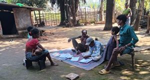 जंगल-पहाड़ों के रास्तों से मतदाताओं तक पहुंच रही टीम जंगल-पहाड़ों के रास्तों से मतदाताओं तक पहुंच रही टीम