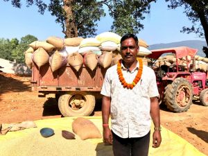 धान खरीदी केन्द्र में किसानों की सुविधा को सर्वाेच्च प्राथमिकता-संतोष यादव धान खरीदी केन्द्र में किसानों की सुविधा को सर्वाेच्च प्राथमिकता-संतोष यादव