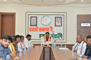 शिक्षा मंत्री यादव ने नवा रायपुर निवास में सुना प्रधानमंत्री के ‘मन की बात’ का 128वां एपिसोड शिक्षा मंत्री यादव ने नवा रायपुर निवास में सुना प्रधानमंत्री के ‘मन की बात’ का 128वां एपिसोड