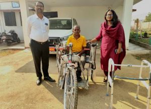 कलेक्टर श्रीमती प्रजापति ने दिव्यांग श्री जीवन को दिया ट्राइसाइकिल, खिला चेहरा कलेक्टर श्रीमती प्रजापति ने दिव्यांग श्री जीवन को दिया ट्राइसाइकिल, खिला चेहरा
