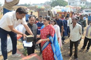 खाद्य सचिव ने जिले के लखौली, पलौद और मंदिर हसौद धान उपार्जन केंद्रों का निरीक्षण कर व्यवस्थाओं का जायजा लिया खाद्य सचिव ने जिले के लखौली, पलौद और मंदिर हसौद धान उपार्जन केंद्रों का निरीक्षण कर व्यवस्थाओं का जायजा लिया