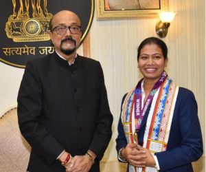 राज्यपाल से  आकांक्षा सत्यवंशी ने की सौजन्य भेंट