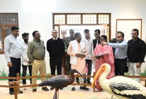 वन मंत्री केदार कश्यप ने नवागढ़ ब्लॉक के गिधवा-परसदा पक्षी विहार का किया दौरा