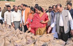 मंत्री लक्ष्मी राजवाड़े ने भटगांव विधानसभा के शिवप्रसाद नगर धान खरीदी केंद्र का किया निरीक्षण