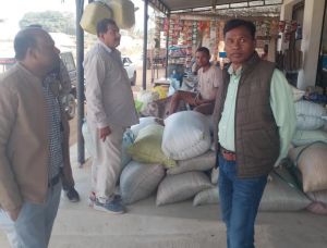  सरगुजा जिले के मडगांव में किराना दुकान से 200 बोरी धान जब्त