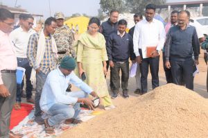  धान खरीदी केन्द्रों में सभी व्यवस्थाएं सुनिश्चित करें, किसानों को किसी प्रकार की समस्या न हो: कलेक्टर मिश्रा