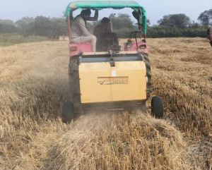 धान फसल कटाई पश्चात् खेत में बेलर मशीन से चारा संग्रहण कर रहे हैं किसान सोमेेश साहू