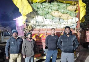 बलरामपुर जिला प्रशासन की सतर्कता से 400 बोरी अवैध धान से भरा ट्रक जब्त बलरामपुर जिला प्रशासन की सतर्कता से 400 बोरी अवैध धान से भरा ट्रक जब्त