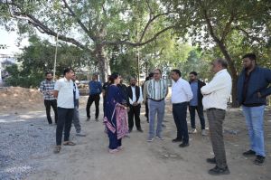  महापौर मीनल ने स्वामी आत्मानंद सरोवर में रिटेनिंग वाल निर्माण और उद्यान सौंदर्यीकरण  के  कार्यों की धीमी गति पर नाराजगी व्यक्त की