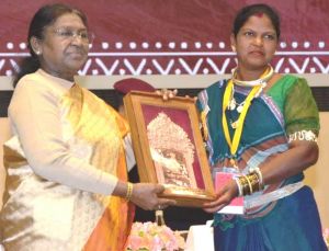 राष्ट्रपति द्रौपदी मुर्मु के हाथों हीराबाई झरेका बघेल राष्ट्रीय हस्तशिल्प पुरस्कार से सम्मानित राष्ट्रपति द्रौपदी मुर्मु के हाथों हीराबाई झरेका बघेल राष्ट्रीय हस्तशिल्प पुरस्कार से सम्मानित