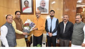 राज्यपाल रमेन डेका से विधायक राजेश मूणत ने सौजन्य भेंट की राज्यपाल रमेन डेका से विधायक राजेश मूणत ने सौजन्य भेंट की