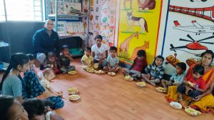 बच्चों के चेहरों पर मुस्कान, कर्मचारियों का जन्मदिन बना यादगार बच्चों के चेहरों पर मुस्कान, कर्मचारियों का जन्मदिन बना यादगार