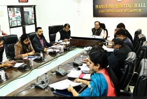 कलेक्टर ने की प्रधानमंत्री फसल बीमा योजना की समीक्षा कलेक्टर ने की प्रधानमंत्री फसल बीमा योजना की समीक्षा