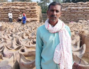 धान विक्रय की राशि से किसान उद्धव सिंह खरीदेगें कृषि उपकरण, बढ़ाएंगे उत्पादन क्षमता धान विक्रय की राशि से किसान उद्धव सिंह खरीदेगें कृषि उपकरण, बढ़ाएंगे उत्पादन क्षमता