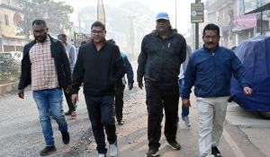 आयुक्त ने निर्माणाधीन सड़क का निरीक्षण किये 