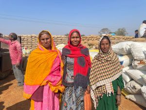 धान खरीदी केंद्रों पर महिला किसानों की बढ़ती मौजूदगी धान खरीदी केंद्रों पर महिला किसानों की बढ़ती मौजूदगी