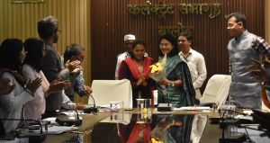 पदोन्नति के उपरांत स्थानांतरित होने पर खनिज अधिकारी मीनाक्षी साहू को दी गई विदाई पदोन्नति के उपरांत स्थानांतरित होने पर खनिज अधिकारी मीनाक्षी साहू को दी गई विदाई