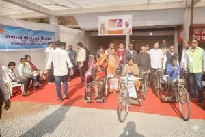 मेगा हेल्थ कैंप के तृतीय दिवस दिव्यांग एवं वृद्धजनों को सहायक उपकरणों का वितरण मेगा हेल्थ कैंप के तृतीय दिवस दिव्यांग एवं वृद्धजनों को सहायक उपकरणों का वितरण