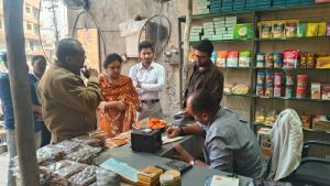 नगर निगम जोन 4 राजस्व विभाग द्वारा बकायादार नेताजी होटल कटोरा तालाब पर सीलिंग कार्यवाही की नगर निगम जोन 4 राजस्व विभाग द्वारा बकायादार नेताजी होटल कटोरा तालाब पर सीलिंग कार्यवाही की