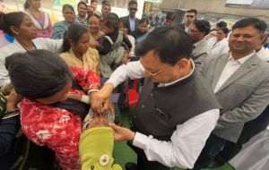 बच्चों को पोलियो की खुराक पिलाकर मंत्री लखनलाल देवांगन ने किया पल्स पोलियो अभियान का शुभारंभ बच्चों को पोलियो की खुराक पिलाकर मंत्री लखनलाल देवांगन ने किया पल्स पोलियो अभियान का शुभारंभ