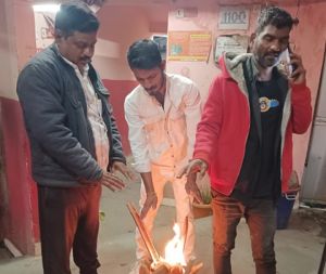 रायपुर निगम द्वारा 30 से भी अधिक सार्वजनिक स्थानों में अलाव जलाने की व्यबस्था रायपुर निगम द्वारा 30 से भी अधिक सार्वजनिक स्थानों में अलाव जलाने की व्यबस्था