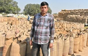 समर्थन मूल्य बनी समृद्धि की राह: धान खरीदी व्यवस्था और फसल चक्र परिवर्तन से किसान बलवंत मेश्राम की बढ़ी आमदनी समर्थन मूल्य बनी समृद्धि की राह: धान खरीदी व्यवस्था और फसल चक्र परिवर्तन से किसान बलवंत मेश्राम की बढ़ी आमदनी