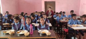 बच्चों के चेहरों पर मुस्कान, कर्मचारियों का जन्मदिन बना यादगार बच्चों के चेहरों पर मुस्कान, कर्मचारियों का जन्मदिन बना यादगार