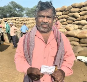 धान बिक्री के उपरांत 72 घण्टे में अपने खाते में राशि जमा होने से प्रसन्नचित हुआ किसान सुरेश कुमार साहू धान बिक्री के उपरांत 72 घण्टे में अपने खाते में राशि जमा होने से प्रसन्नचित हुआ किसान सुरेश कुमार साहू