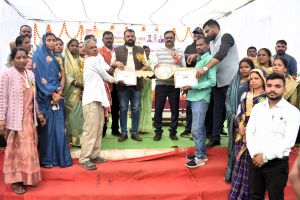 डौण्डी विकासखण्ड के ग्राम भैंसबोड़ में आयोजित प्रशासन गांव की ओर शिविर में ग्रामीणों का उमड़ा हुजुम डौण्डी विकासखण्ड के ग्राम भैंसबोड़ में आयोजित प्रशासन गांव की ओर शिविर में ग्रामीणों का उमड़ा हुजुम