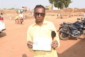 धान बिक्री से कृषक कामता चुकाएंगे अपना ऋण धान बिक्री से कृषक कामता चुकाएंगे अपना ऋण