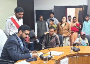 कलेक्टर श्री लंगेह ने जन चौपाल में सुनी लोगों की समस्याएं कलेक्टर श्री लंगेह ने जन चौपाल में सुनी लोगों की समस्याएं