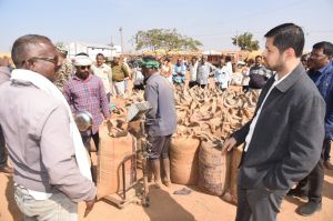 कलेक्टर अभिजीत सिंह ने धान उपार्जन केन्द्र मचान्दुर का किया निरीक्षण कलेक्टर अभिजीत सिंह ने धान उपार्जन केन्द्र मचान्दुर का किया निरीक्षण