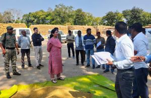 कलेक्टर ने डौण्डीलोहारा विकासखण्ड के विभिन्न धान खरीदी केन्द्रों का आकस्मिक निरीक्षण कर व्यवस्थाओं का लिया जायजा कलेक्टर ने डौण्डीलोहारा विकासखण्ड के विभिन्न धान खरीदी केन्द्रों का आकस्मिक निरीक्षण कर व्यवस्थाओं का लिया जायजा