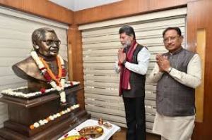 मुख्यमंत्री साय व किरण देव ने अटलजी की प्रतिमा पर पुष्पांजलि अर्पित की मुख्यमंत्री साय व किरण देव ने अटलजी की प्रतिमा पर पुष्पांजलि अर्पित की