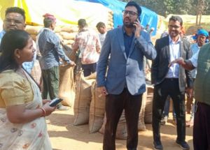 कलेक्टर विनय कुमार लंगेह ने आमाकोनी धान उपार्जन केंद्र का किया निरीक्षण कलेक्टर विनय कुमार लंगेह ने आमाकोनी धान उपार्जन केंद्र का किया निरीक्षण