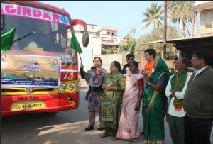 जिला पंचायत अध्यक्ष नम्रता सिंह ने तीर्थ यात्री बस को हरी झंडी दिखाकर किया रवाना जिला पंचायत अध्यक्ष नम्रता सिंह ने तीर्थ यात्री बस को हरी झंडी दिखाकर किया रवाना