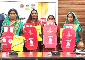 प्रधानमंत्री उज्ज्वला योजना से बदली महिलाओं की रसोई, धुएं से मिली मुक्ति प्रधानमंत्री उज्ज्वला योजना से बदली महिलाओं की रसोई, धुएं से मिली मुक्ति