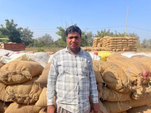 जिले के धान उपार्जन केंद्रों में किसान आसानी से बेच पा रहे हैं धान जिले के धान उपार्जन केंद्रों में किसान आसानी से बेच पा रहे हैं धान