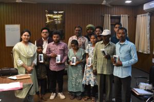 कलेक्टर एवं जनप्रतिनिधियों ने प्रदान किया दृष्टिबाधित दिव्यांगजनों को मोबाईल सेट कलेक्टर एवं जनप्रतिनिधियों ने प्रदान किया दृष्टिबाधित दिव्यांगजनों को मोबाईल सेट