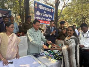 नव वर्ष के पहले दिन खिले नागरिकों के चेहरे, लंबे समय से गुम हो चुके मोबाईल लौटाए नव वर्ष के पहले दिन खिले नागरिकों के चेहरे, लंबे समय से गुम हो चुके मोबाईल लौटाए