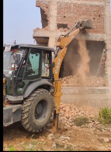 नगर निगम जोन 5 द्वारा रिंग रोड नम्बर 1 चंगोराभाठा में अनुमति के विपरीत निर्माणाधीन भवन को हटाने की कार्यवाही नगर निगम जोन 5 द्वारा रिंग रोड नम्बर 1 चंगोराभाठा में अनुमति के विपरीत निर्माणाधीन भवन को हटाने की कार्यवाही