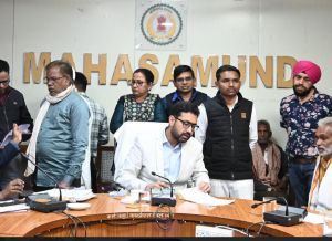 कलेक्टर श्री लंगेह ने जन चौपाल में सुनी लोगों की समस्याएं, गुणवत्तापूर्ण निराकरण के दिए निर्देश